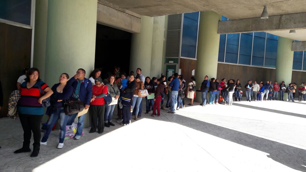  Miles de padres de familia hacen fila en el Gómez Morín para reinscribir a la escuela a sus hijos