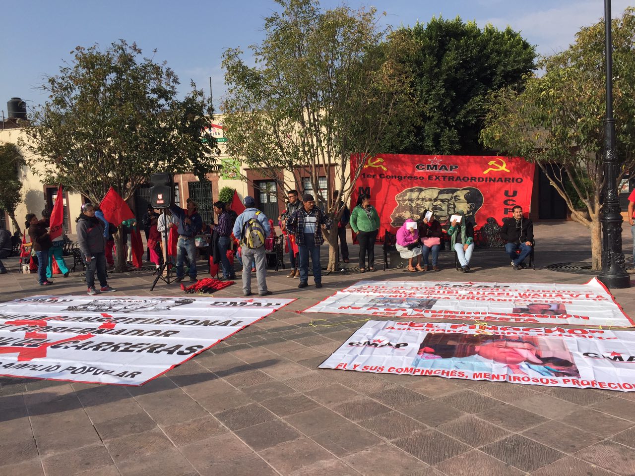  A pocas horas de la llegada de EPN, integrantes de la UCFCP protestan en Plaza Fundadores