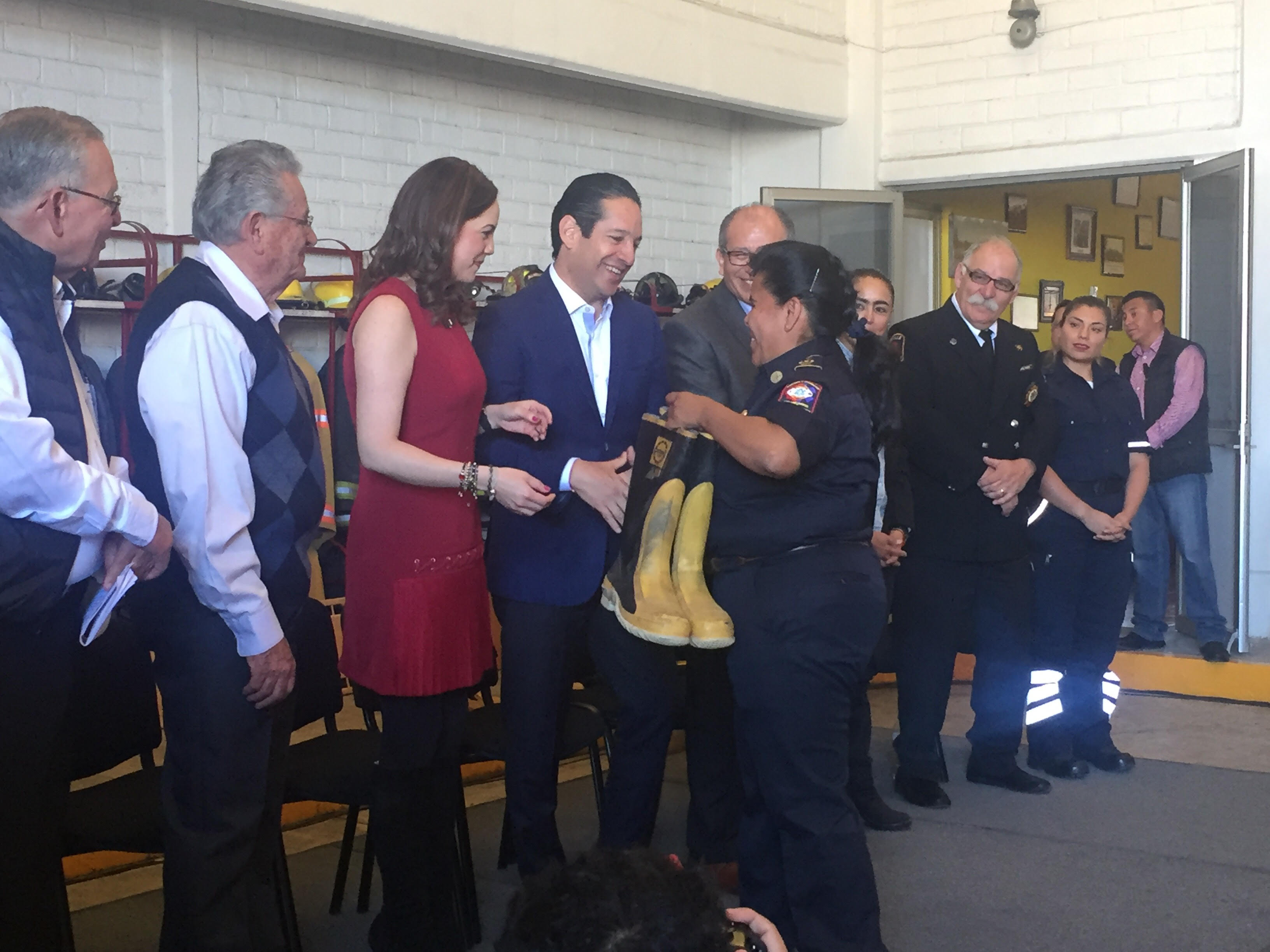  Pancho Domínguez entrega equipamiento nuevo a bomberos del estado