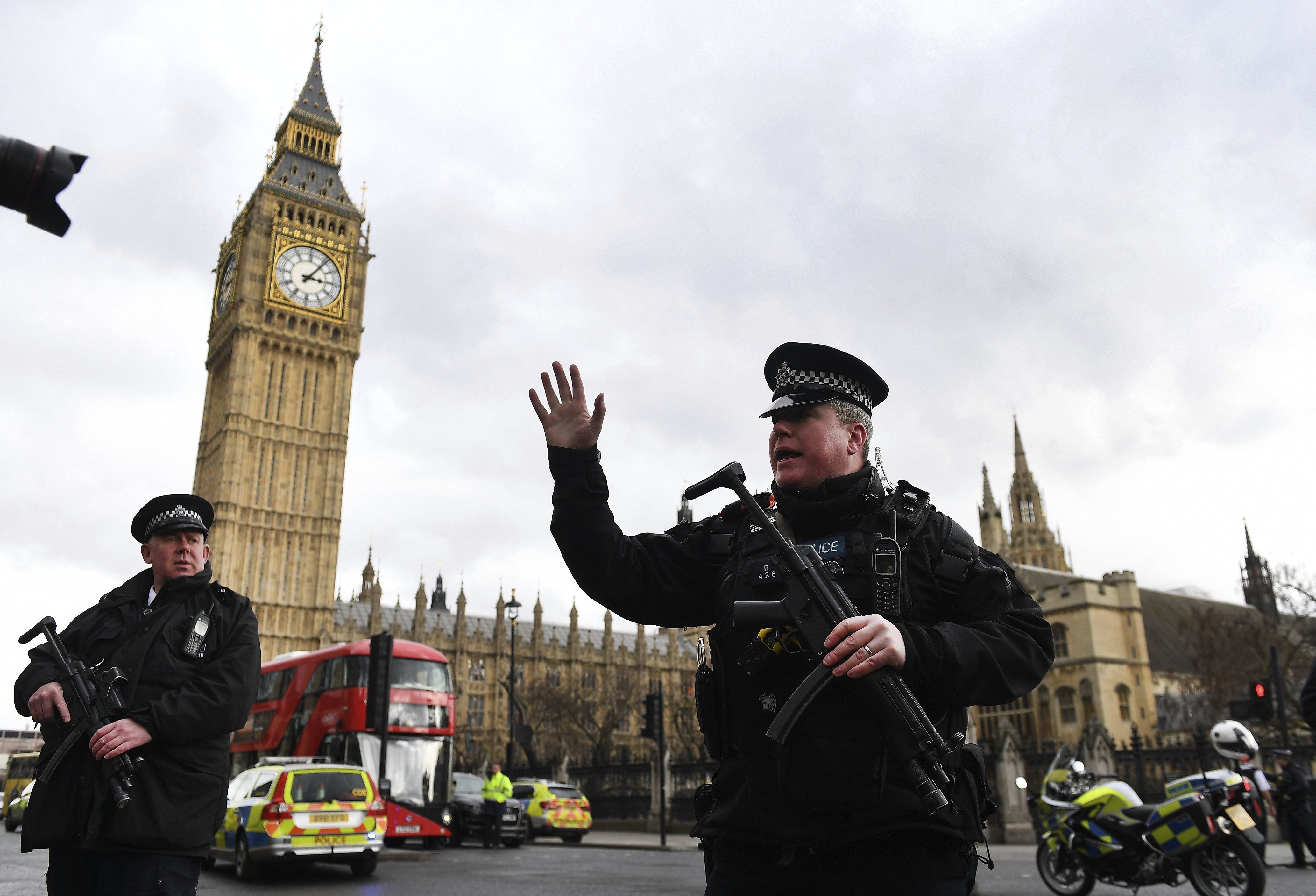  Ataque en el Parlamento causa conmoción en Gran Bretaña