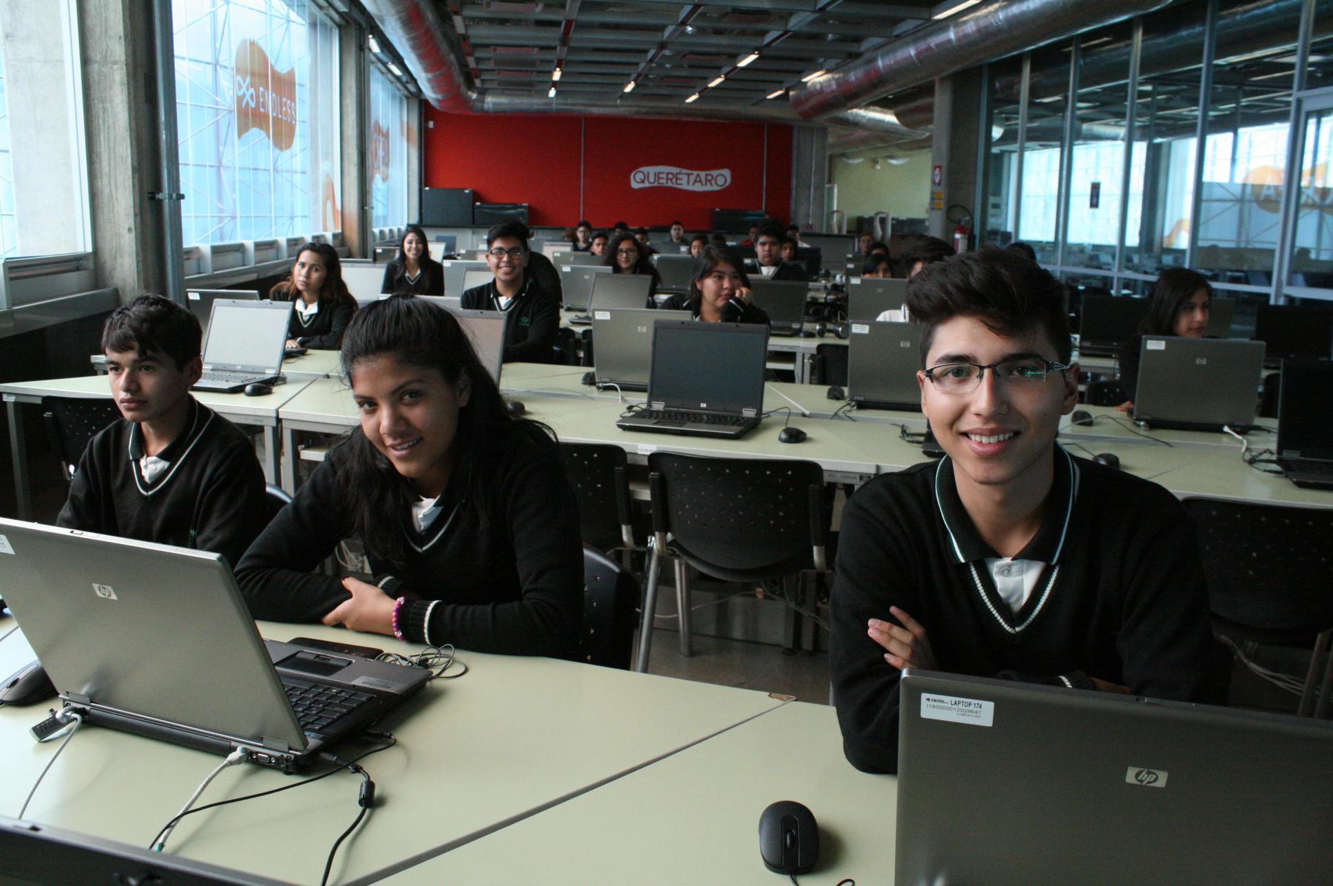  Renuevan equipo de computo en el Gómez Morín