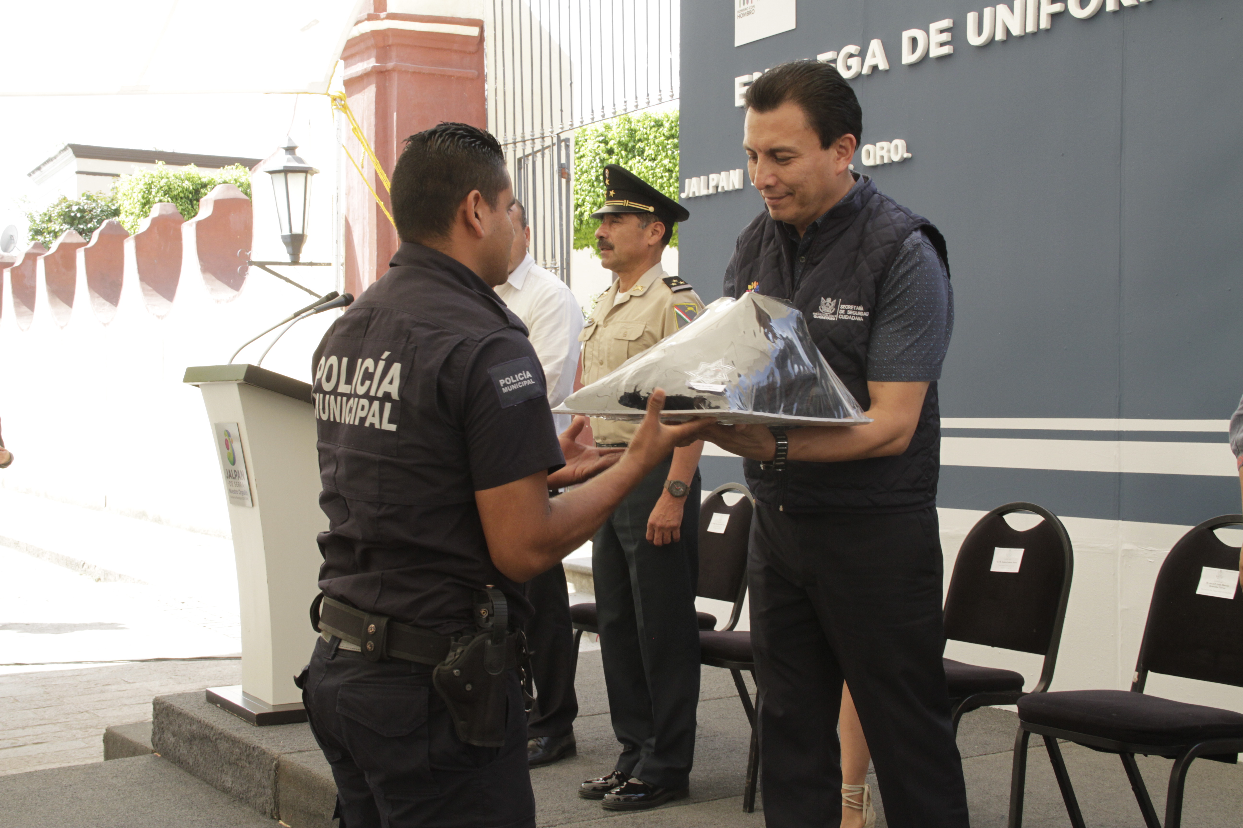  Entrega SSC uniformes a policías municipales con recursos FASP