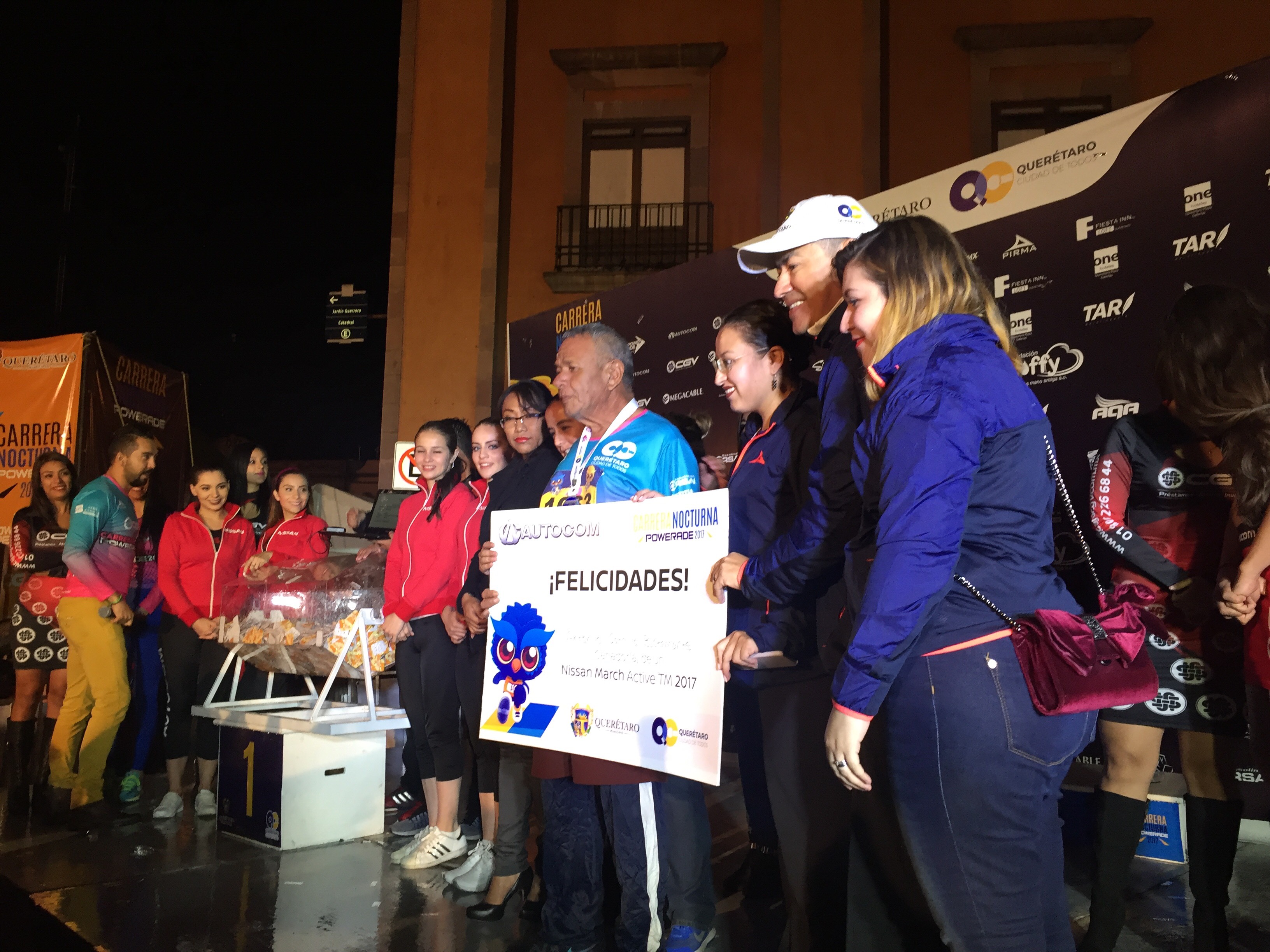  Cerca de 10 mil corredores participan en la Carrera Nocturna Powerade