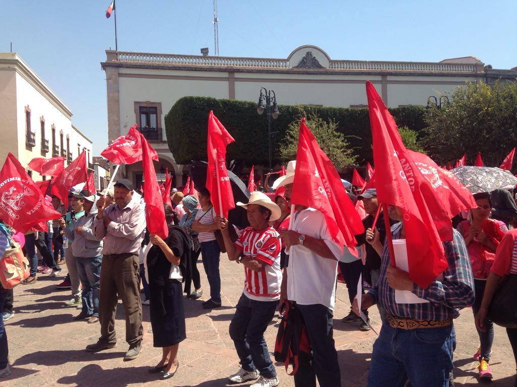  Cerca de 2 mil integrantes de Antorcha Campesina marchan a Plaza de Armas