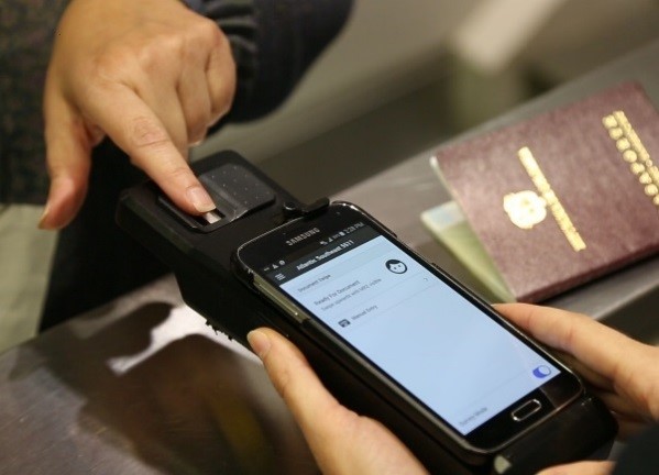  Agentes fronterizos de EE.UU. revisan dispositivos móviles de viajeros