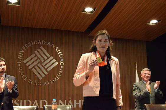  Entrega Anáhuac campus Querétaro medalla al “Mérito Deportivo” a María del Rosario Espinoza