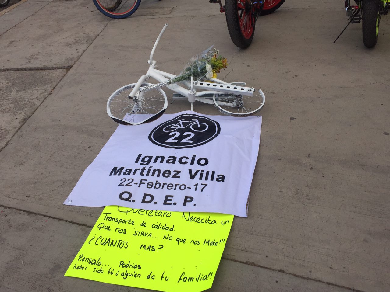  Colocan bici blanca en honor a ciclista atropellado en Zaragoza