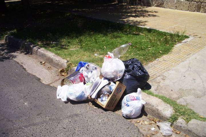  Hasta 100 mil pesos pagarán negocios que dejen basura en la calle