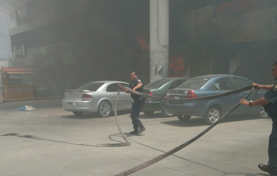  Elementos de la SSPMQ sofocan incendio en Avenida de la Luz