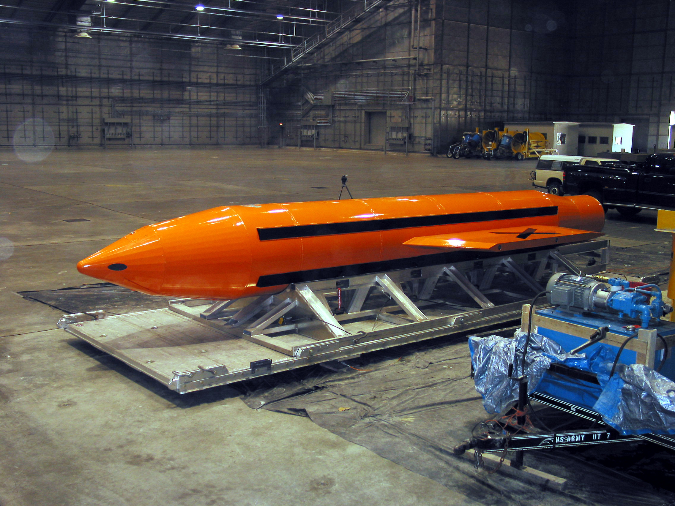  EE.UU. lanza por primera vez su bomba no nuclear más potente