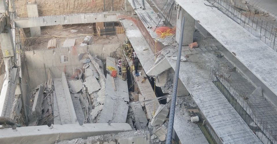  Pierden la vida 6 personas tras colapsar estacionamiento en la Ciudad de México