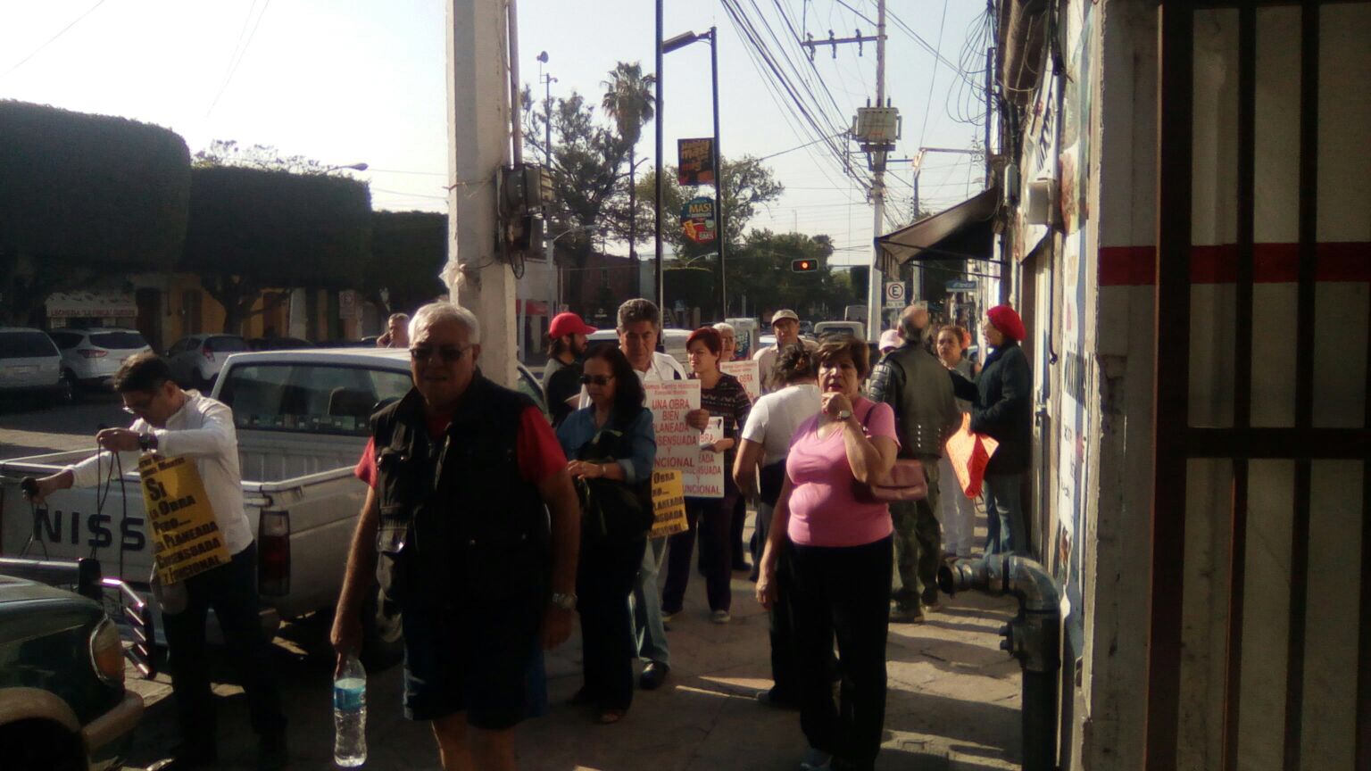  Comerciantes y Vecinos de la Avenida Ezequiel Montes protestan contra obra en esa vialidad
