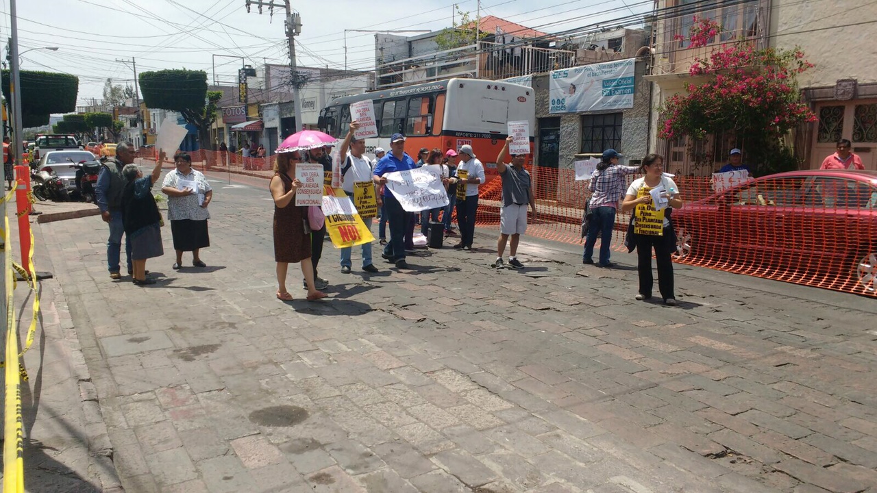  Denuncian manifestantes de la calle Ezequiel Montes agresión a dueño de “La Rueda Jeans”