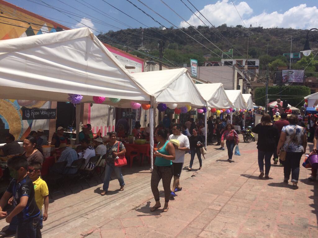  Deleitan su paladar cientos de visitantes en festival gastronómico de El Marqués