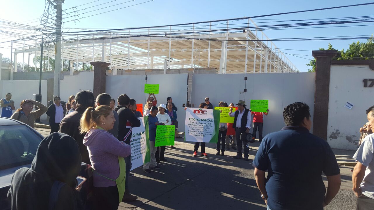  Locatarios del Mercado de la Cruz cierran avenida Universidad por construcción de un supermercado