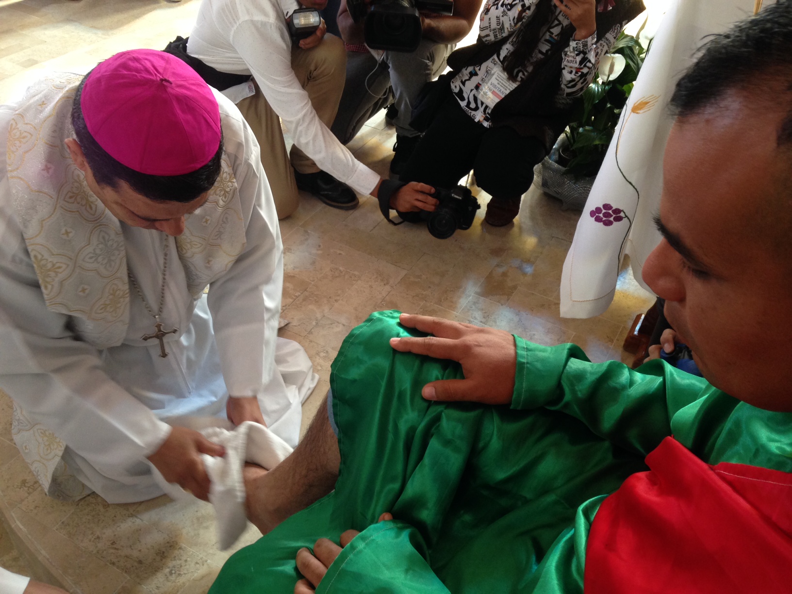  Obispo de Querétaro celebra misa y lavado de pies en el Cereso de San José el Alto