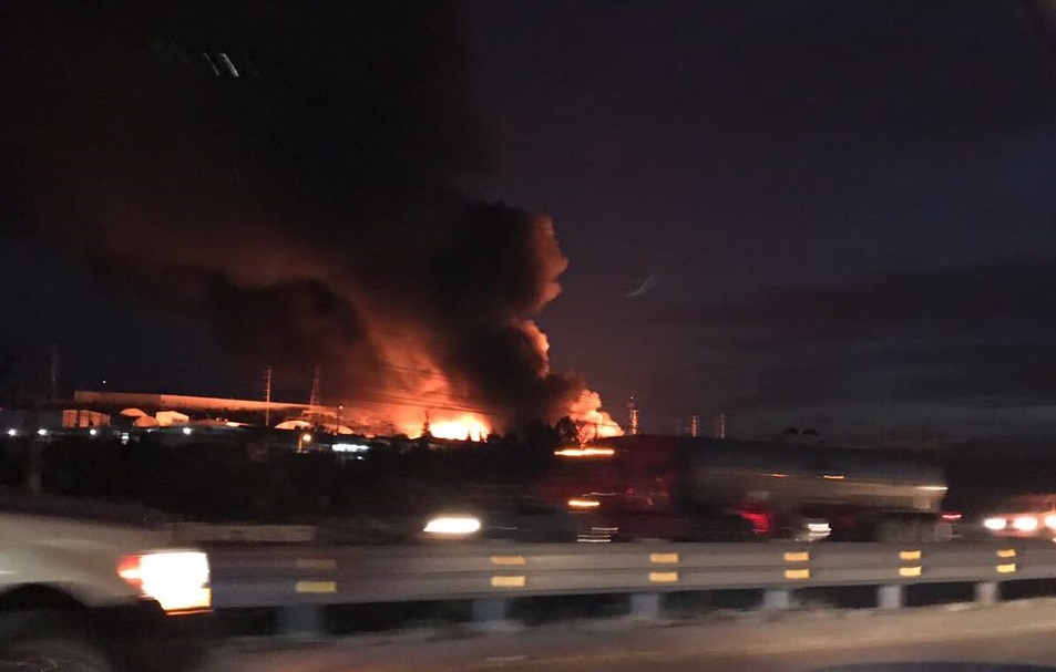  Cuerpos de emergencia de El Marqués logran extinguir incendio en Parque Industrial Bernardo Quintana