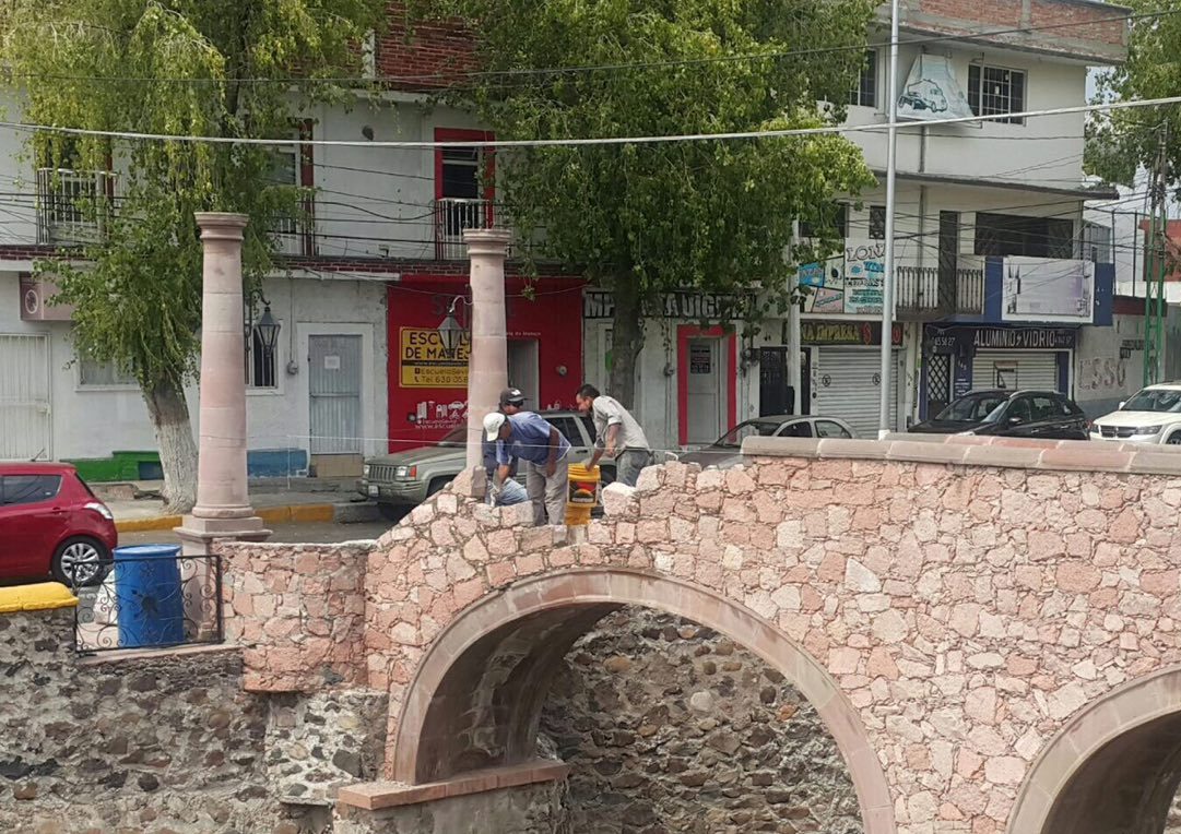  Inician trabajos de reparación del puente peatonal de Avenida Universidad
