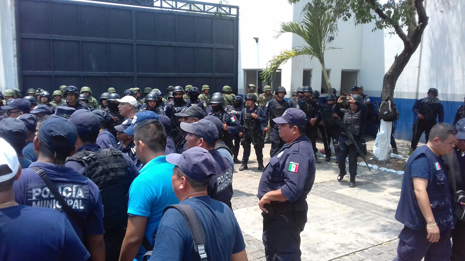  Desarman a policía de Zihuatanejo infiltrada por el crimen organizado