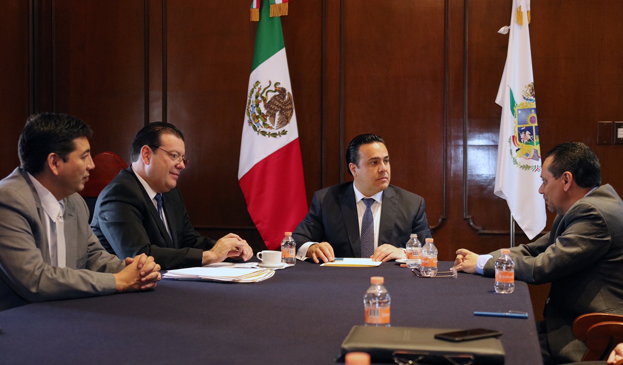  IQT e ICATEQ firman convenio para capacitar a operadores del transporte público