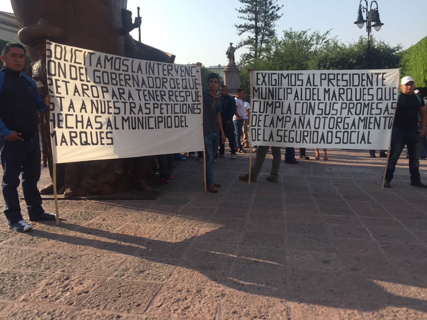  Cerca de 100 policías de El Marqués protestan en Plaza de Armas