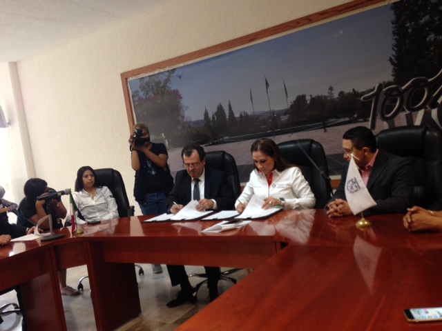  UAQ firma convenio con Sedesol para que alumnos de bajos recursos reciban lentes graduados