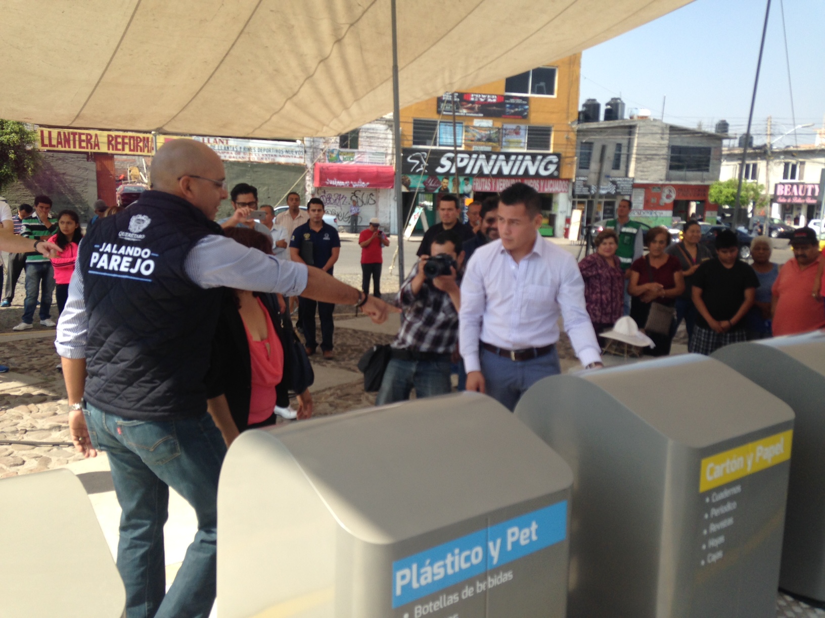  Municipio de Querétaro entrega papelera monumental en centro comunitario Reforma-Lomas