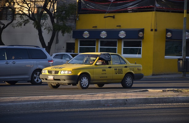  Alerta por taxis piratas
