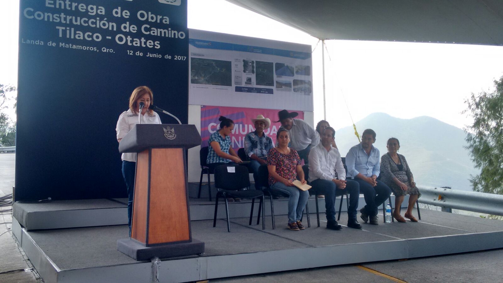  Entrega Pancho Domínguez obras carreteras en Jalpan y Landa de Matamoros