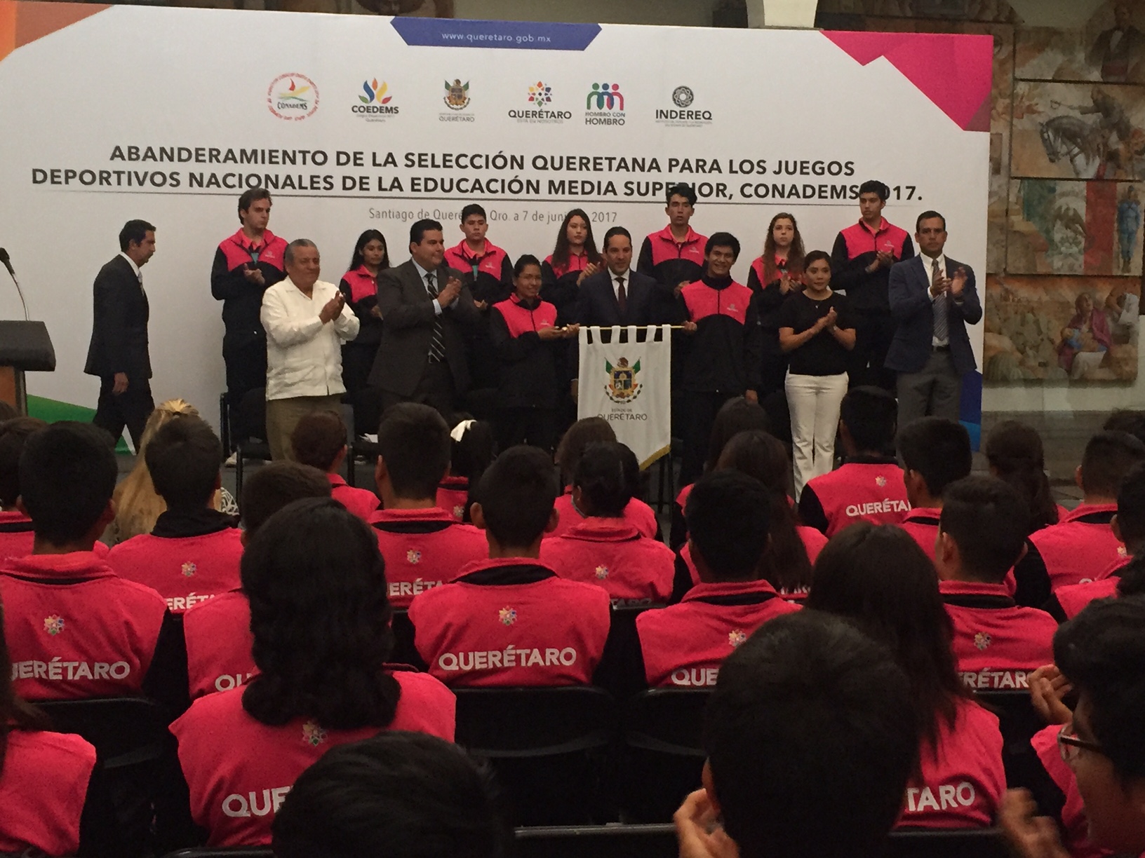  Pancho Domínguez abandera a deportistas que participarán en la CONADEMS 2017