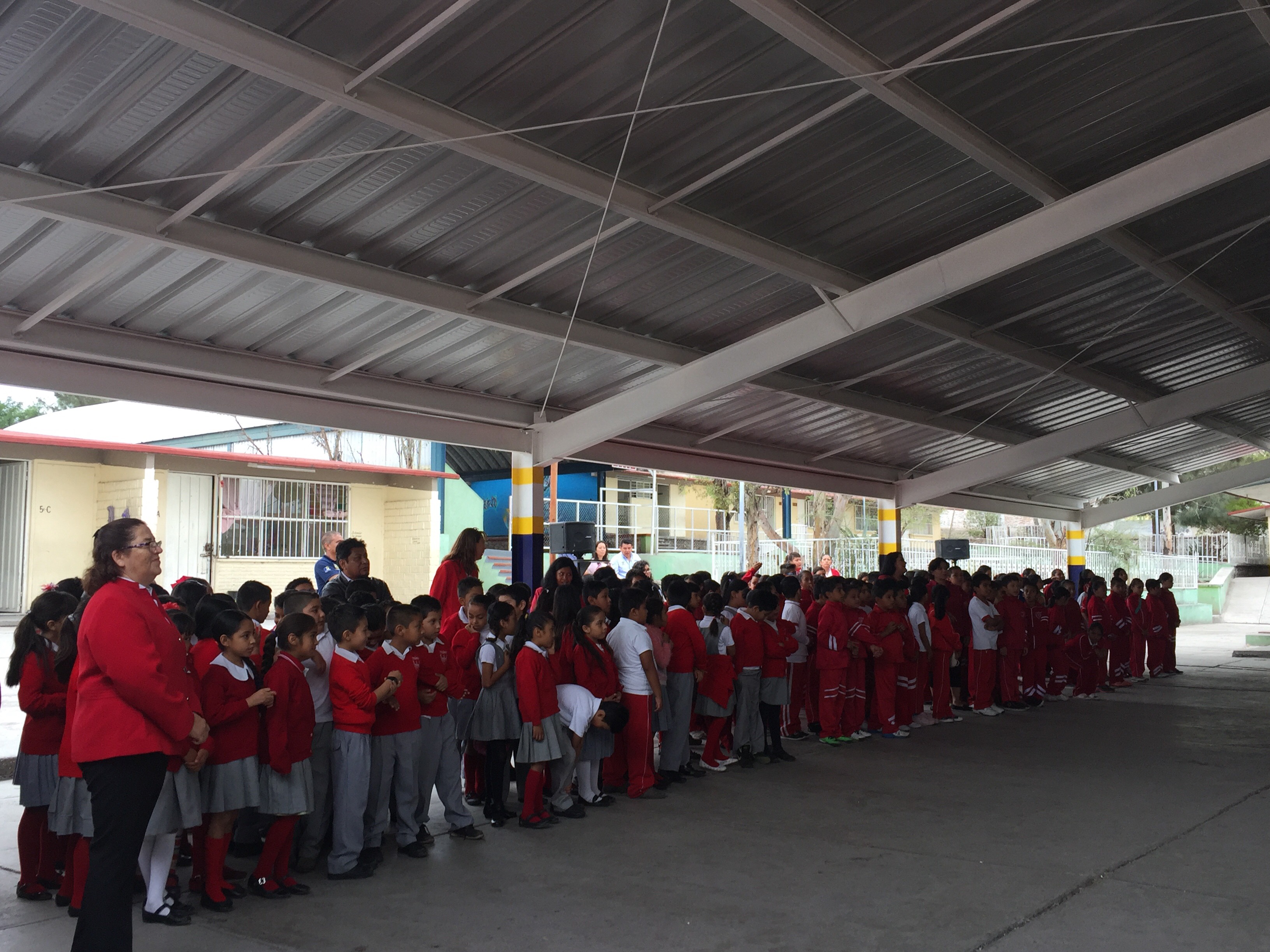  Municipio de Querétaro entrega arcotecho en primaria de Menchaca I