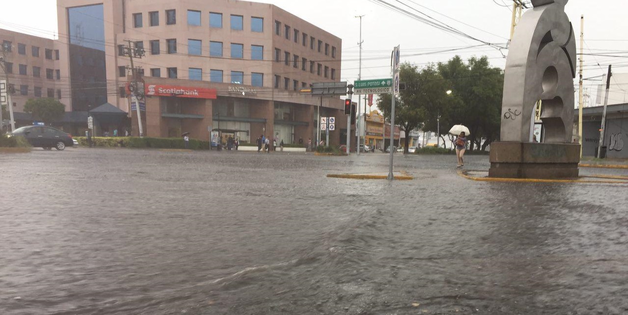  Pese a obras pluviales, se inundan calles del Centro Histórico en la capital queretana