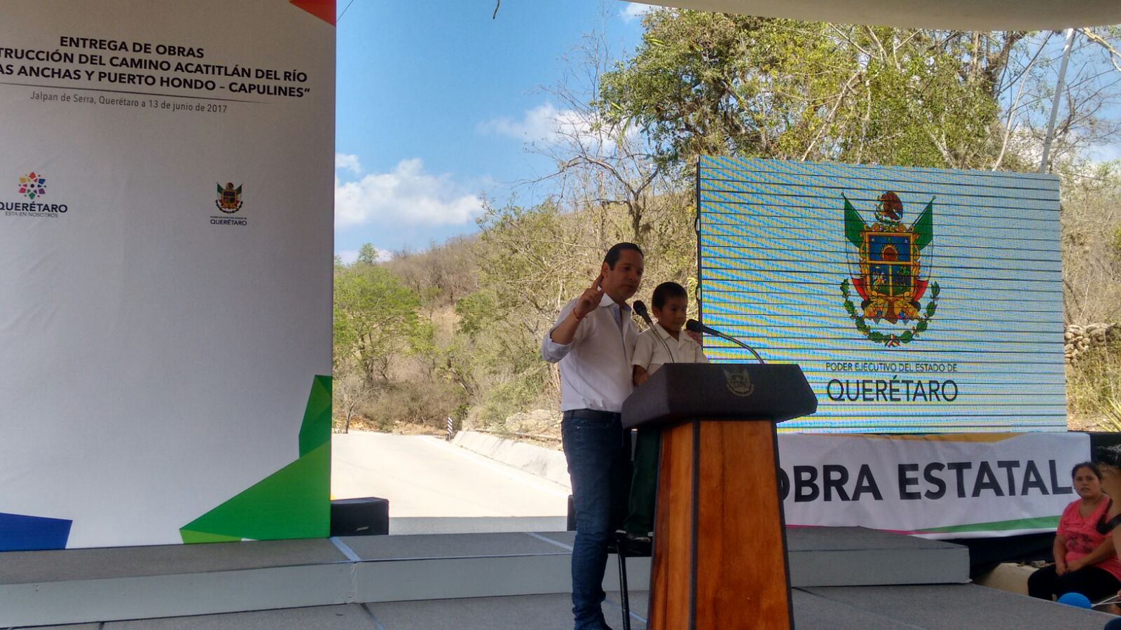  Entrega Pancho Domínguez dos caminos más en comunidades de la Sierra Gorda