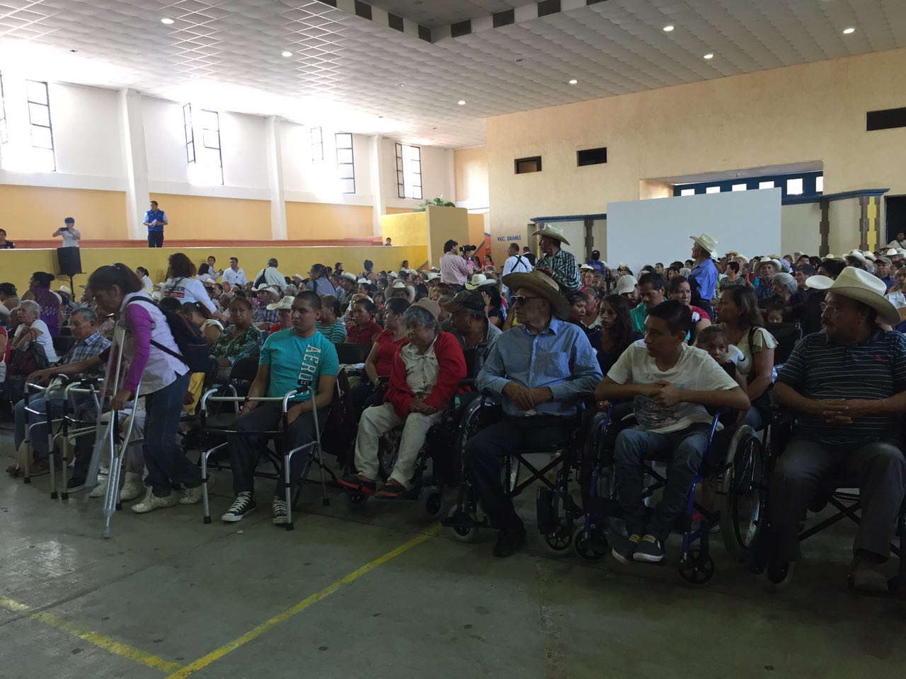  DIF estatal entrega 200 apoyos para los adultos mayores en Landa de Matamoros