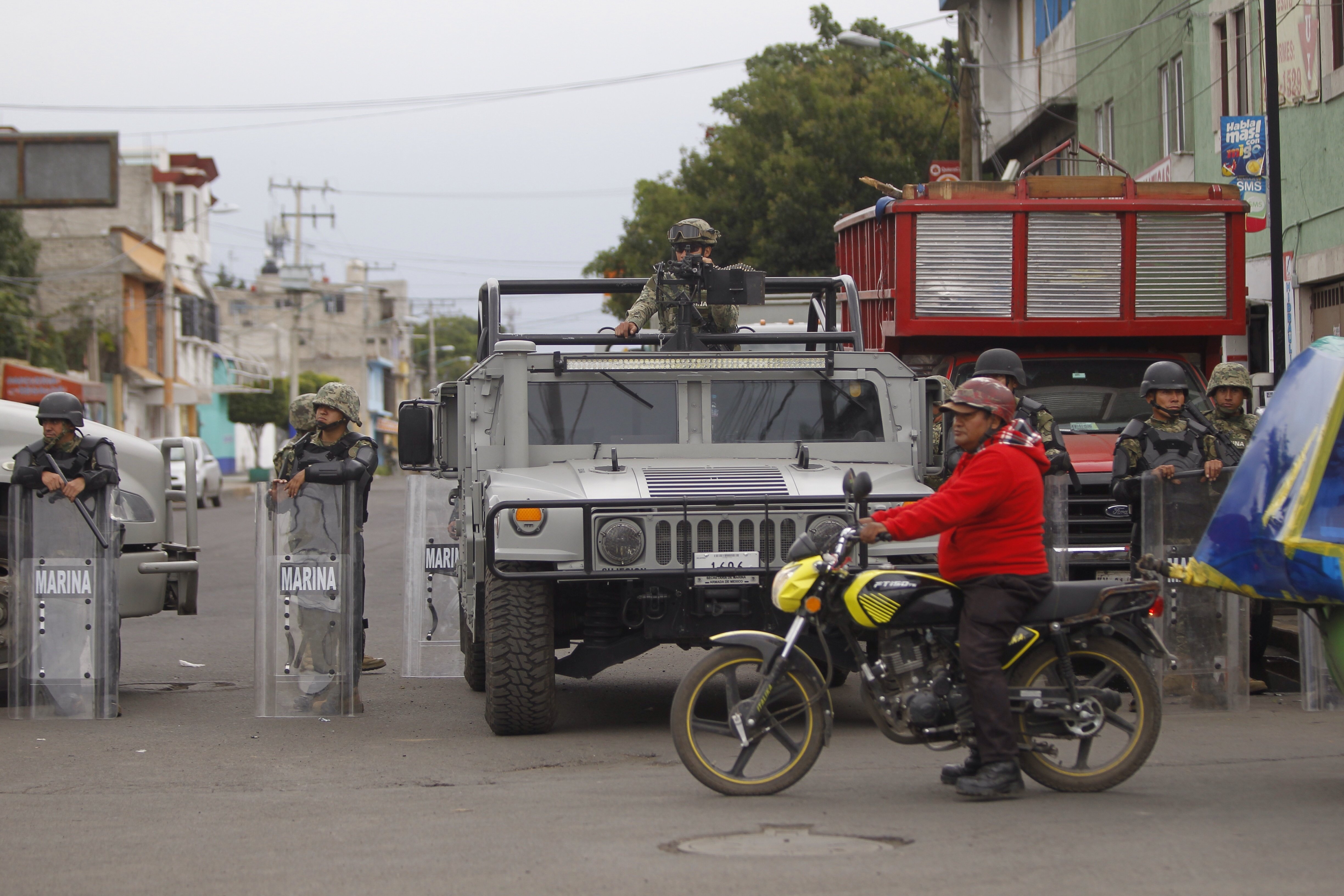  Mueren cinco presuntos ladrones de gasolina en choque con marinos en Puebla