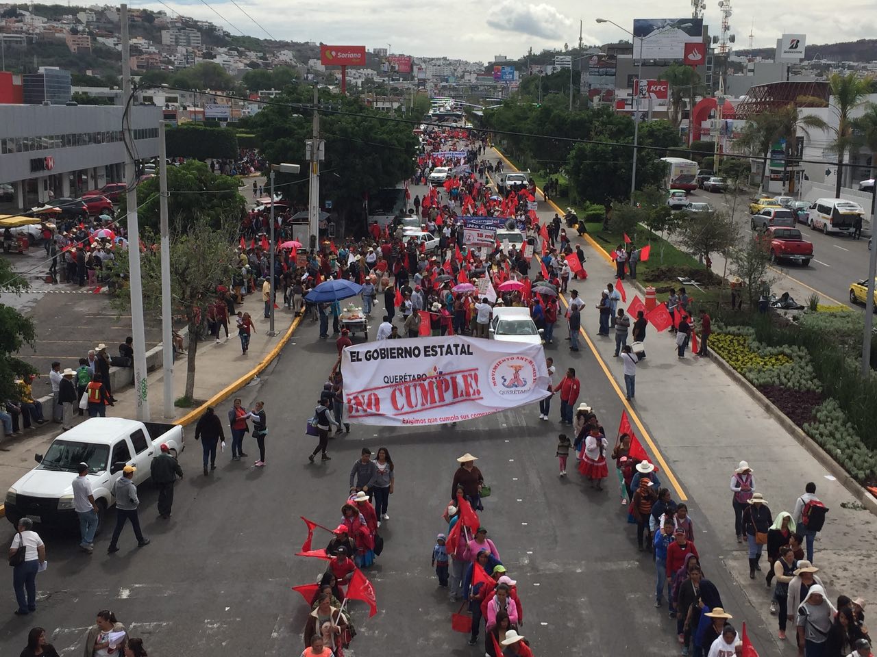  Antorchistas marchan de Plaza de las Américas a Palacio de Gobierno