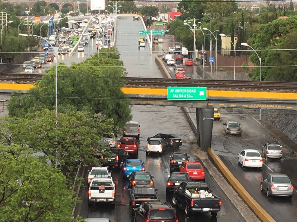  Fotogalería: Por inundación, cierran circulación en carriles centrales de Bernardo Quintana