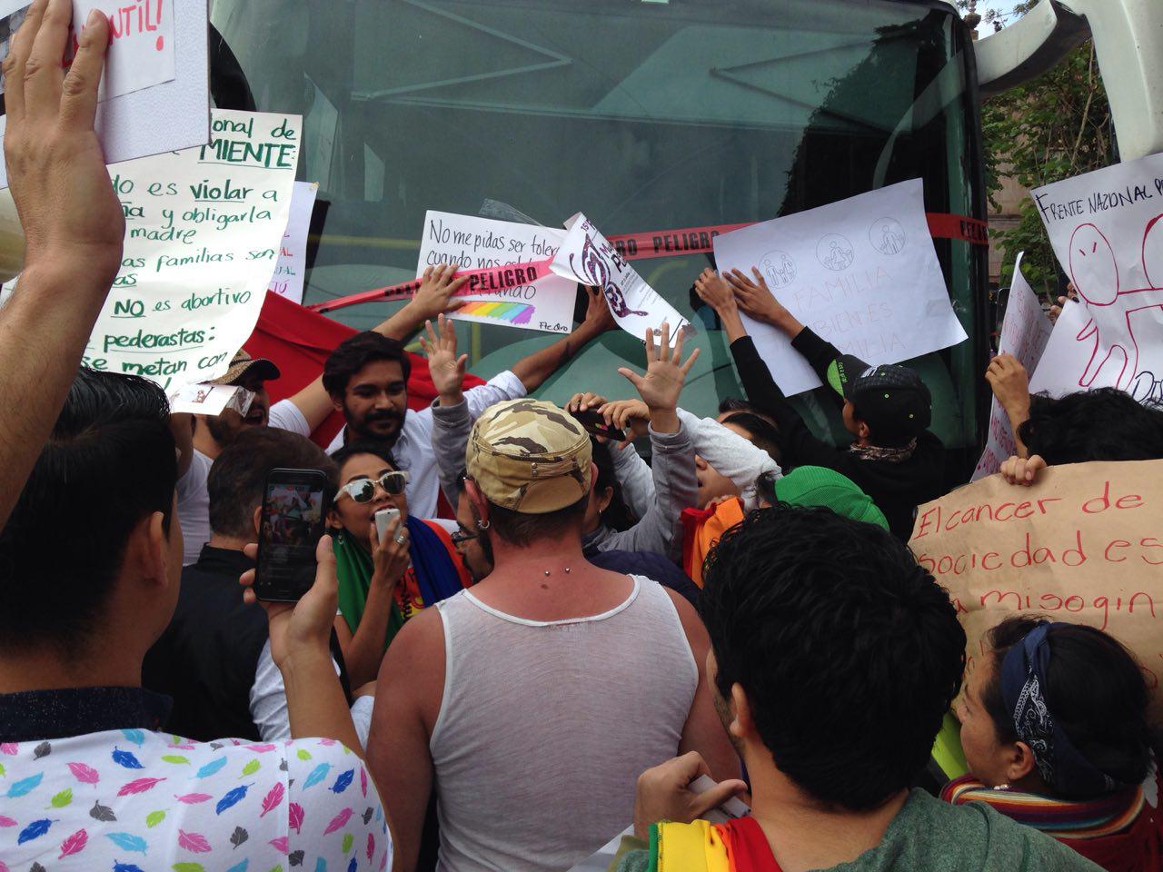  Protesta comunidad LGBTI por llegada de autobús del Frente Nacional de la Familia a Querétaro