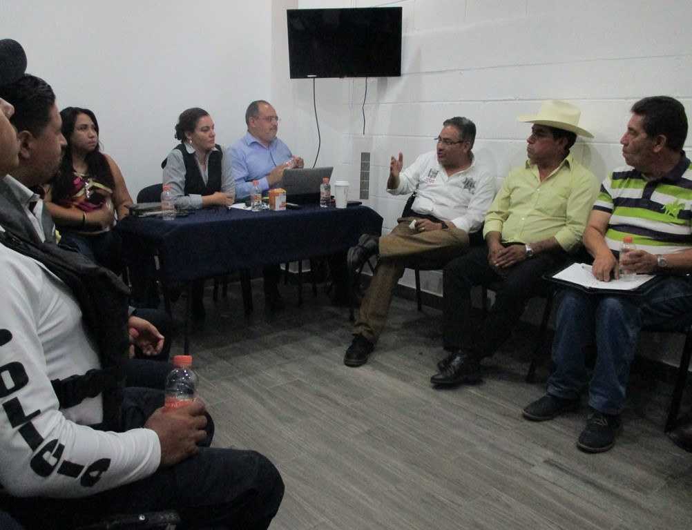  Titular de la SSPyTM de El Marqués se reúne con vecinos del Fraccionamiento El Mirador