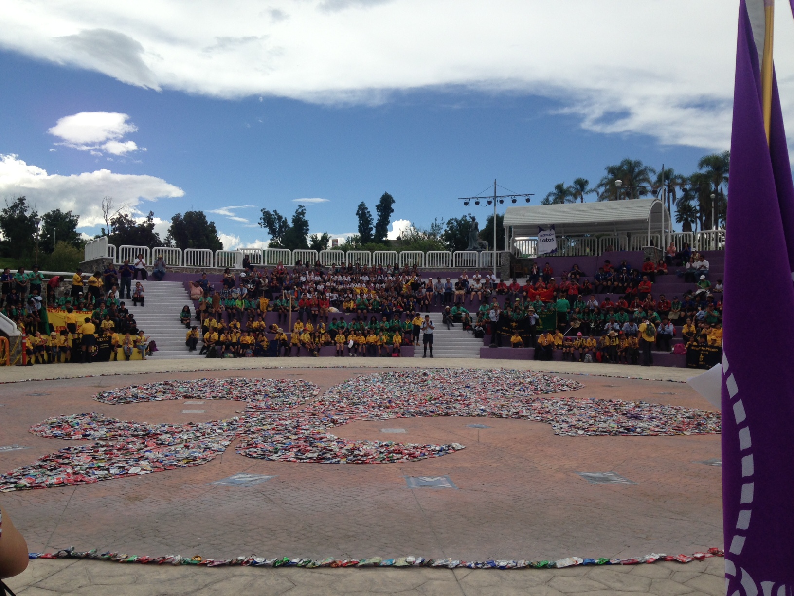  Forman scouts la flor de lis “más grande de Querétaro” con latas de aluminio