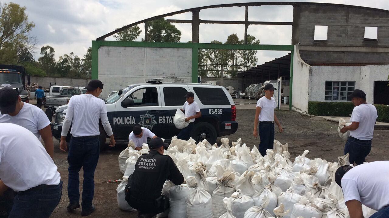  Policía estatal apoya con costales de arena a víctimas de inundaciones en SJR