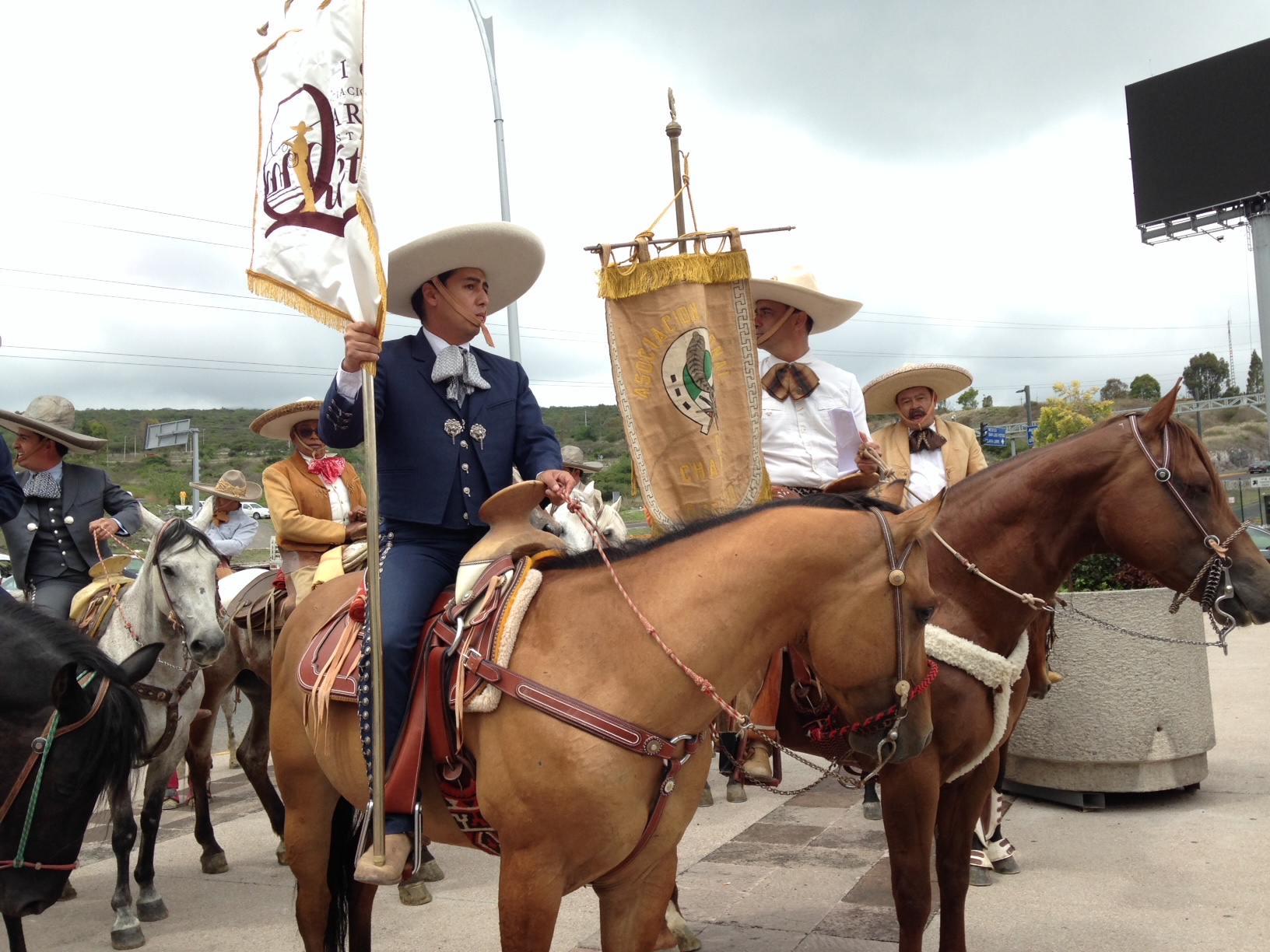  Charros acuden en caravana a Centro Cívico para discutir pormenores de la venta del lienzo