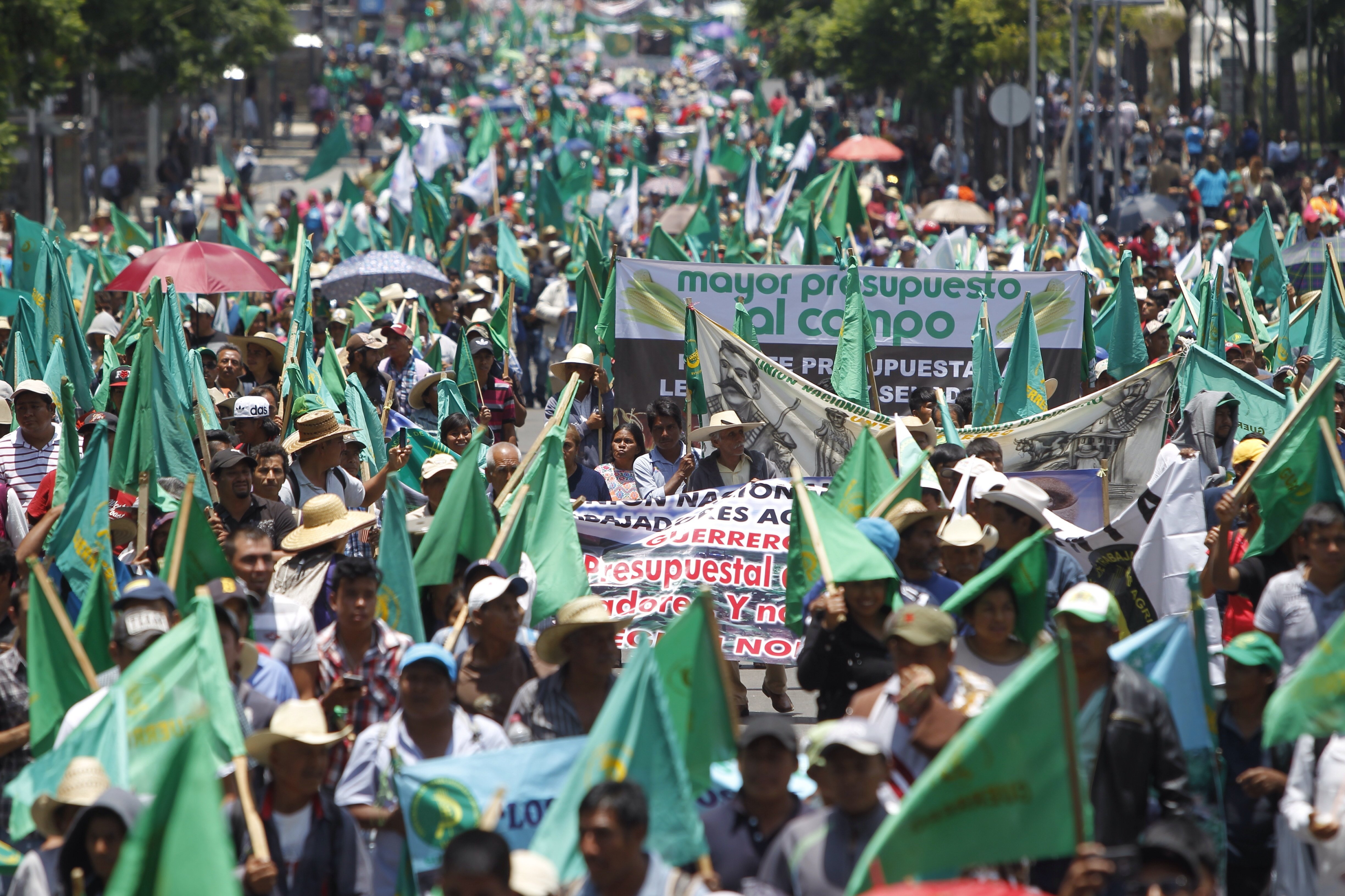  Miles de campesinos exigen diálogo con el gobierno