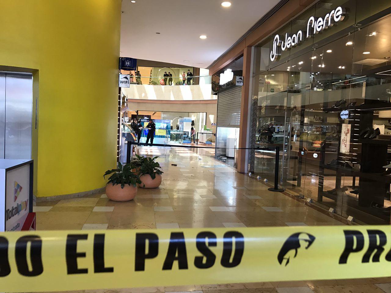  Intentan asaltar joyería en Galerías Querétaro; guardia de seguridad resulta lesionado