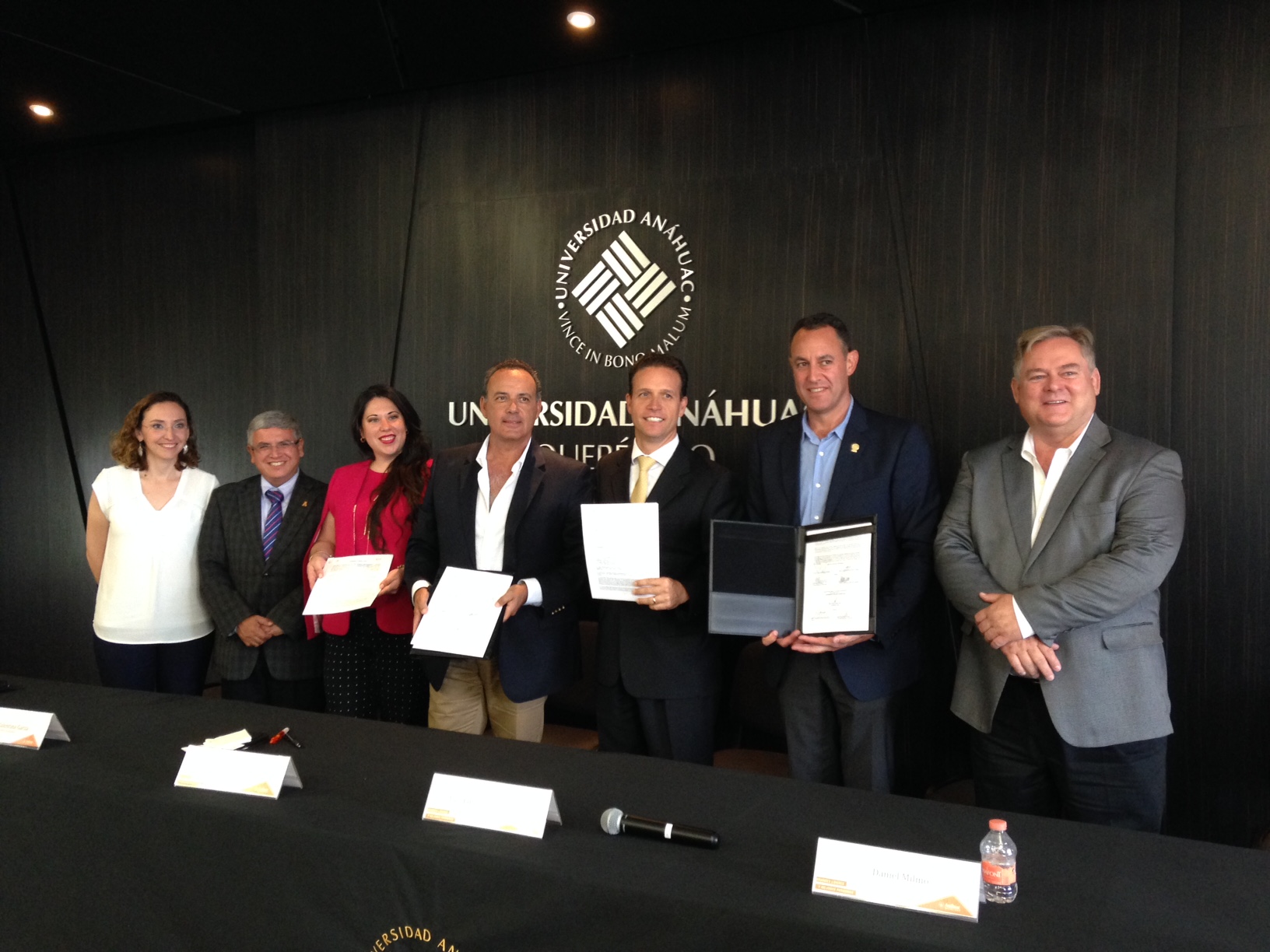  Firma Universidad Anáhuac convenio de colaboración con la Escuela de Vino Artesanal