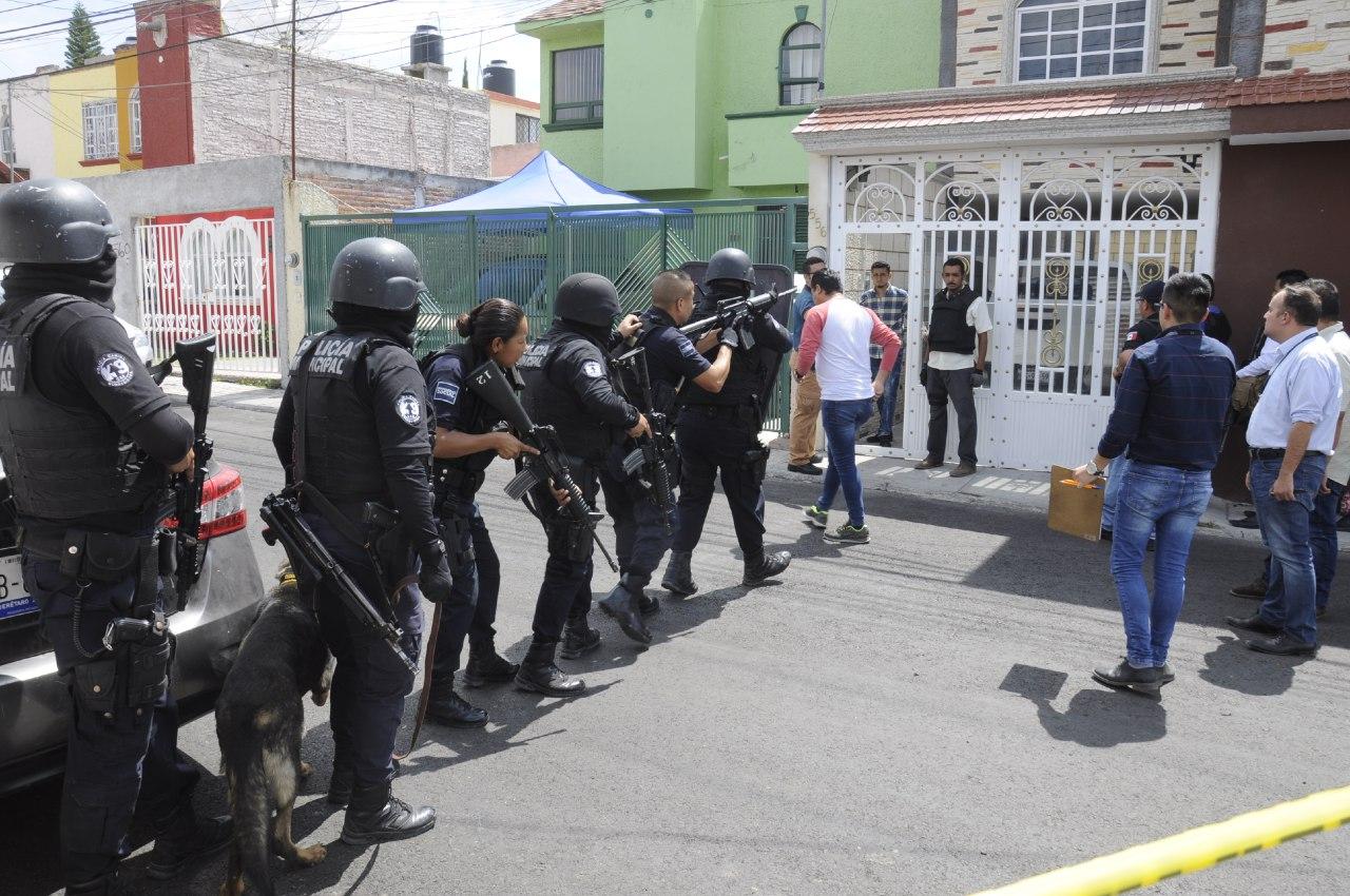  Fiscalía decomisa armas, celulares y 2.7 mdp tras cateos en inmuebles de uno de los fallecidos en Candiles