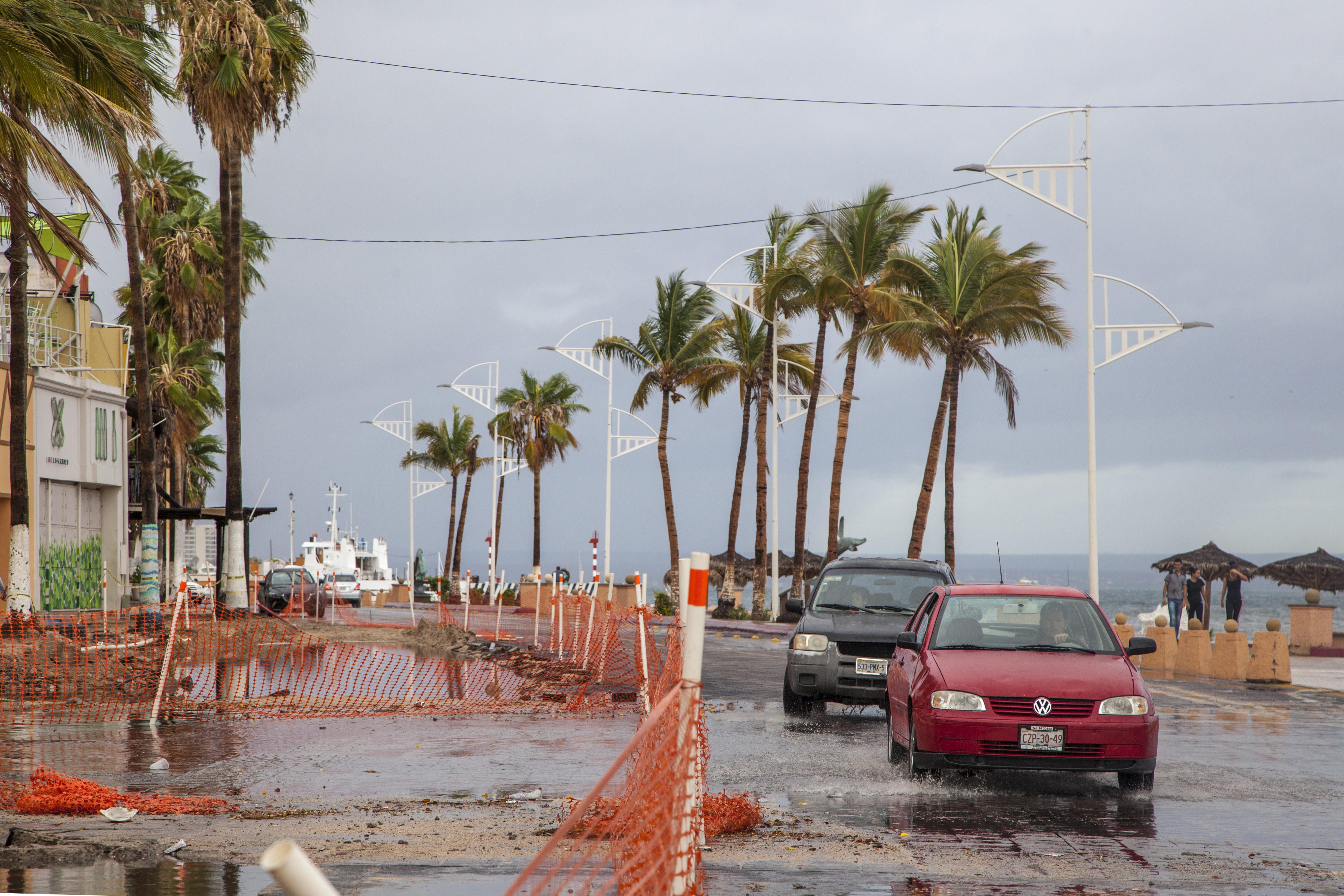  Lidia deja inundaciones y daños mientras recorre península de Baja California