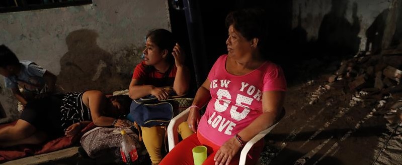  Crónica | Sin casa y entre escombros, así amanecieron en el epicentro del gran terremoto