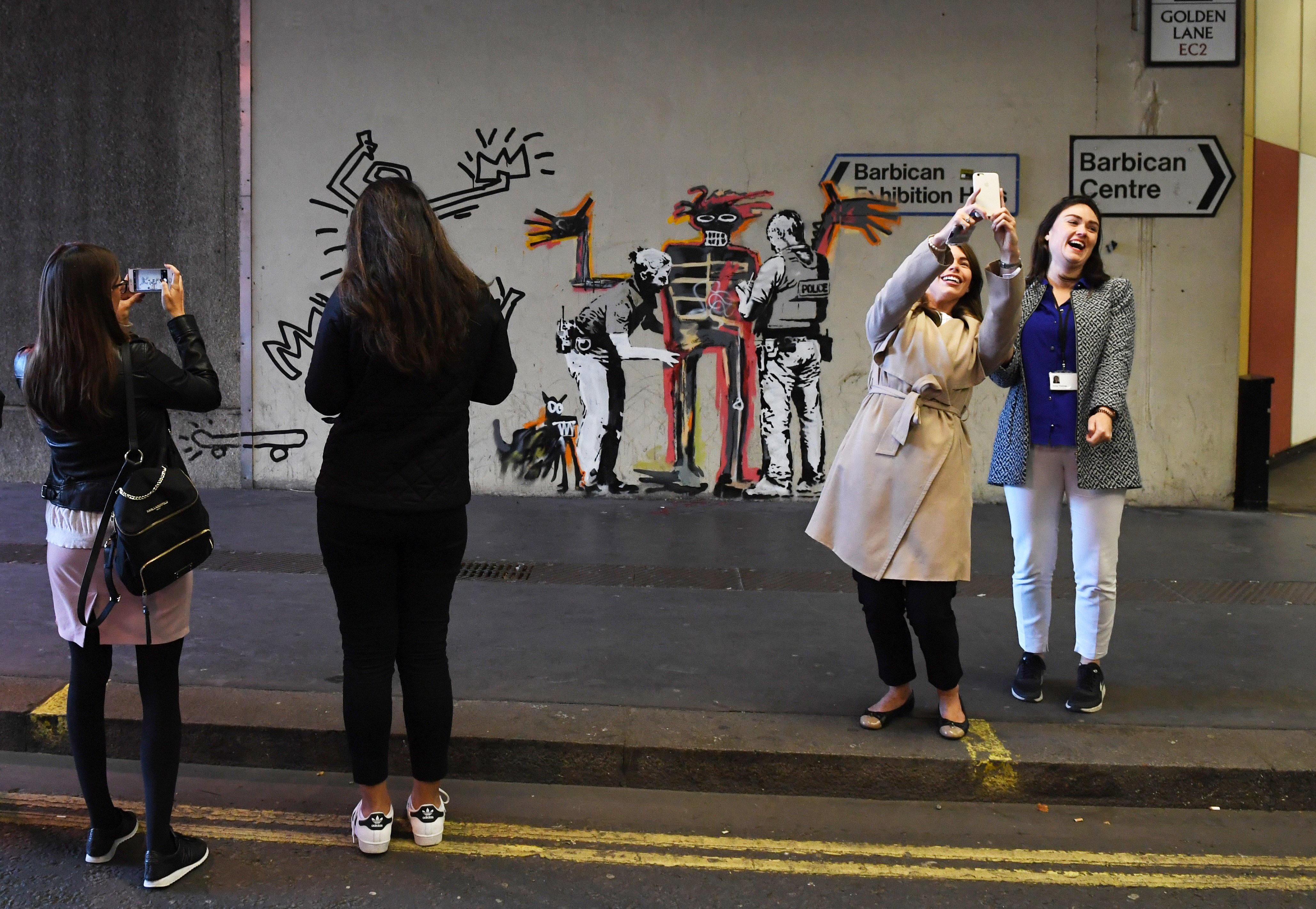  Dos murales de Banksy aparecen en Londres