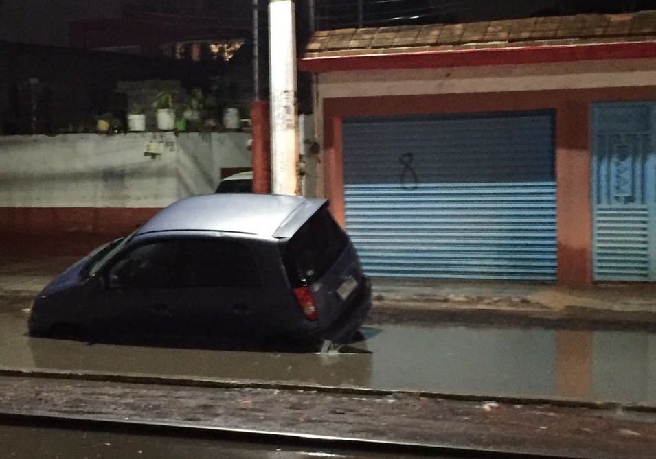  Inundaciones, vehículos descompuestos y caos vial, saldo de lluvias de esta noche en Querétaro